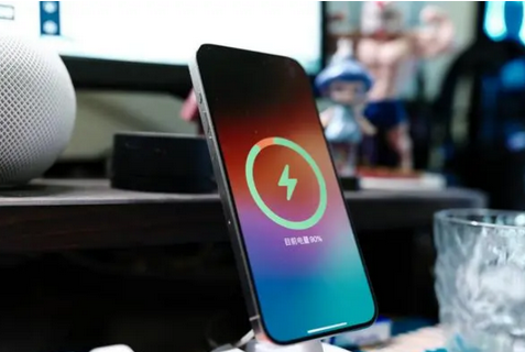 萨尔图苹果15换屏服务分享用什么充电器给iPhone15充电更好 